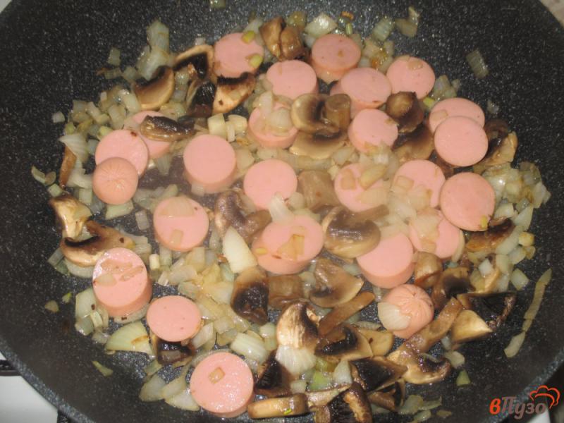 Фото приготовление рецепта: Яичница глазунья с грибами и сосисками шаг №3