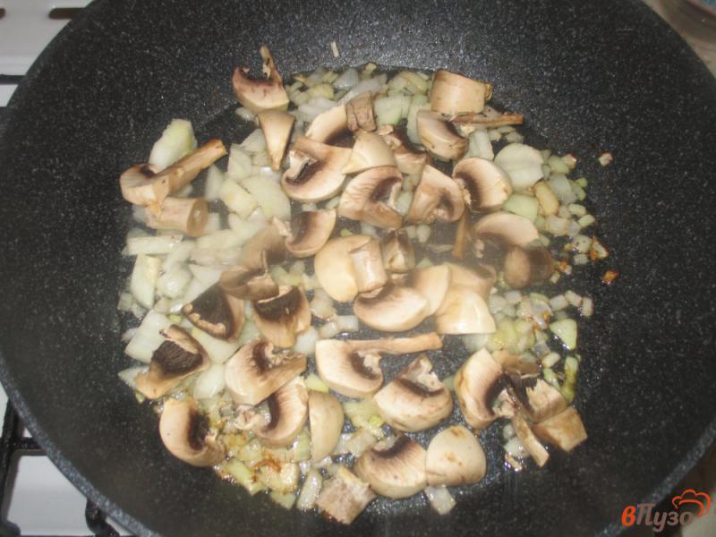 Фото приготовление рецепта: Яичница глазунья с грибами и сосисками шаг №2