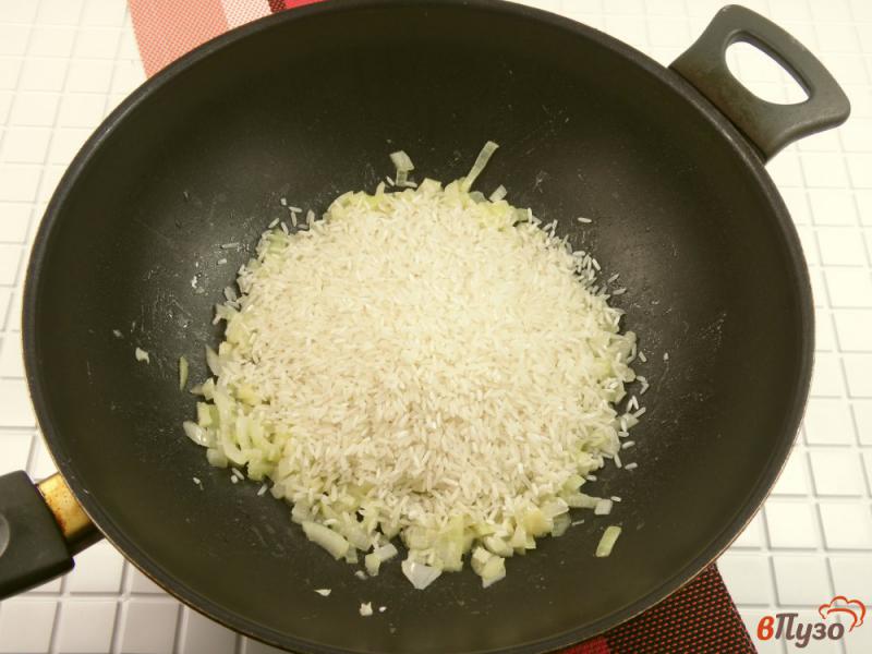 Фото приготовление рецепта: Рис с консервированной горбушей и рикоттой шаг №2