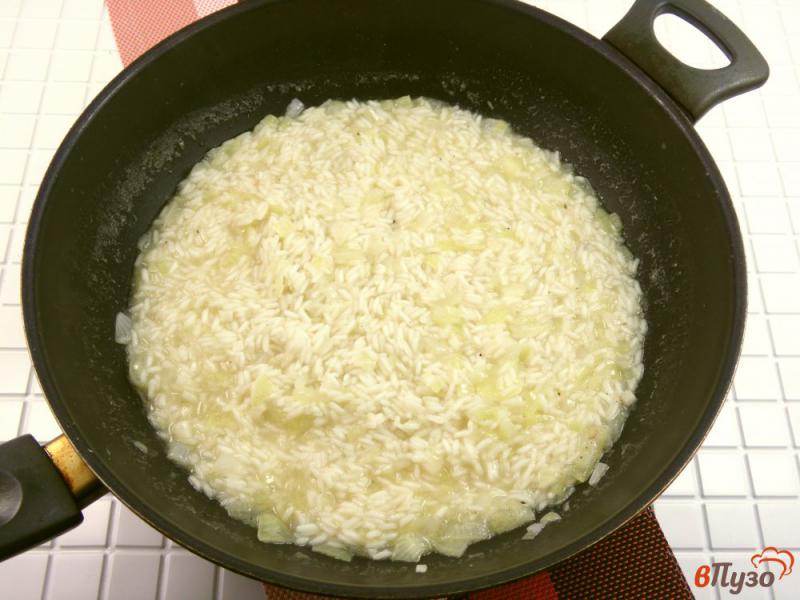 Фото приготовление рецепта: Рис с консервированной горбушей и рикоттой шаг №4