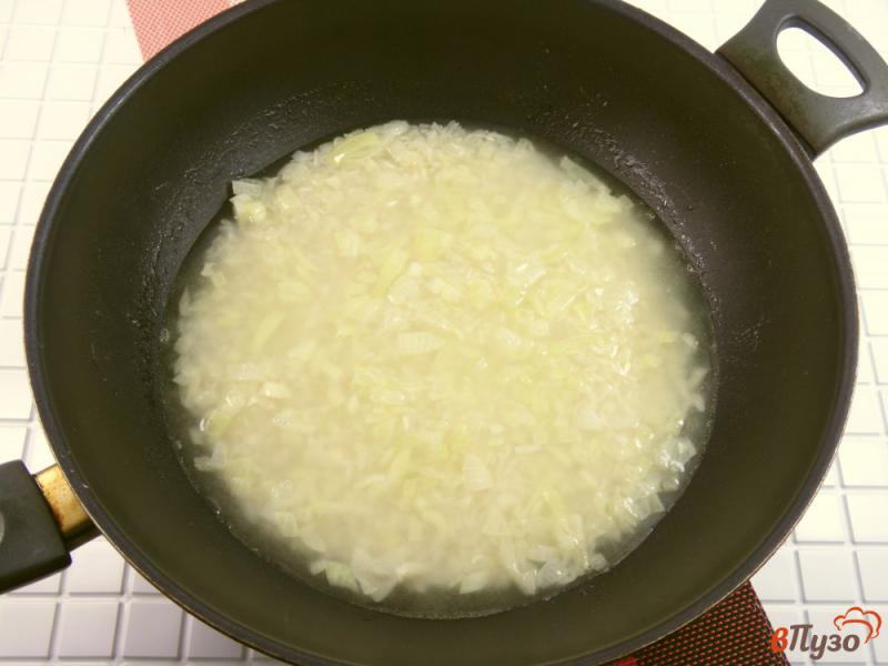 Фото приготовление рецепта: Рис с консервированной горбушей и рикоттой шаг №3