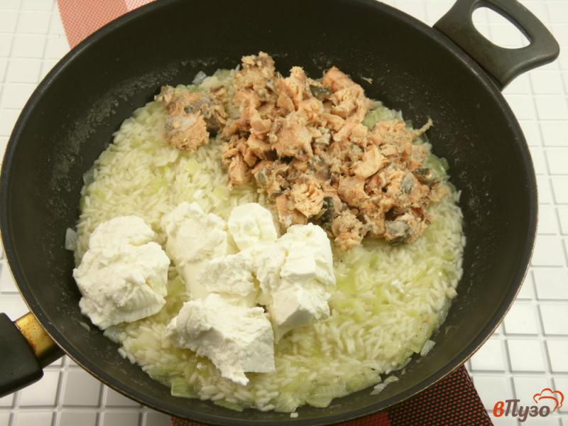 Фото приготовление рецепта: Рис с консервированной горбушей и рикоттой шаг №5