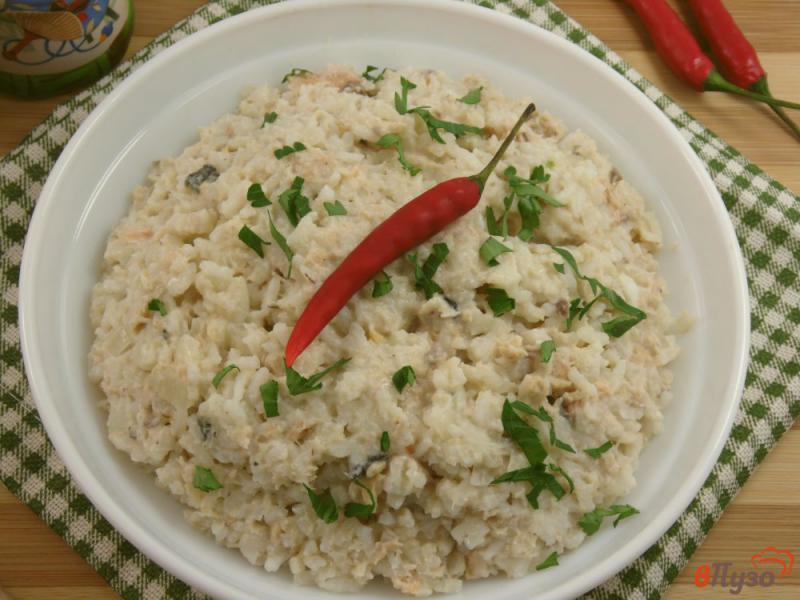 Фото приготовление рецепта: Рис с консервированной горбушей и рикоттой шаг №6