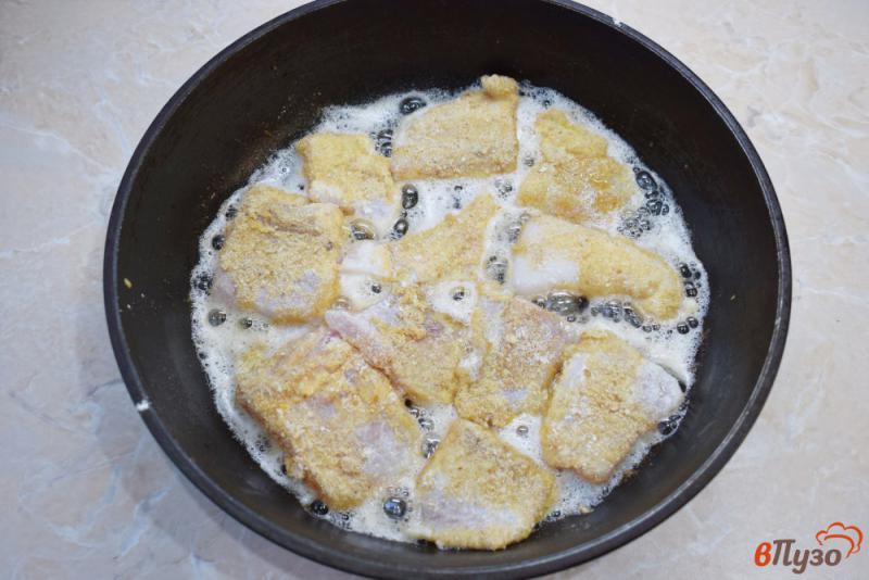Фото приготовление рецепта: Рыба в панировке на сковороде шаг №4