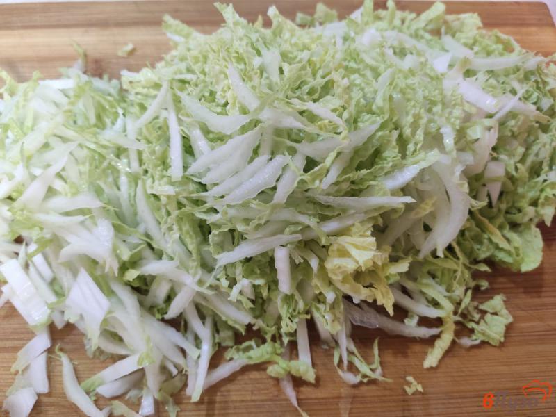 Фото приготовление рецепта: Салат из цветной и пекинской капусты шаг №2
