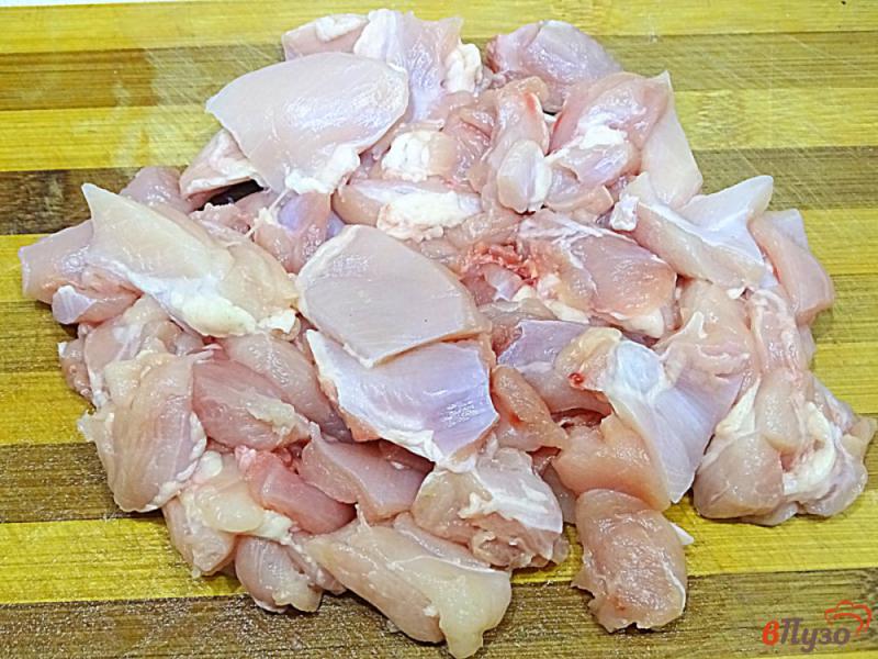 Фото приготовление рецепта: Рис с курицей и овощами на сковороде шаг №1