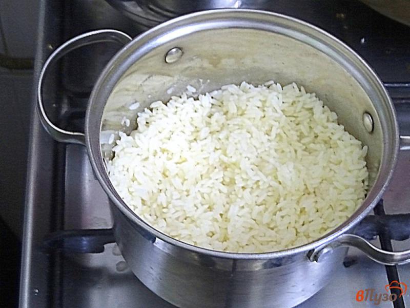 Фото приготовление рецепта: Рис с курицей и овощами на сковороде шаг №2