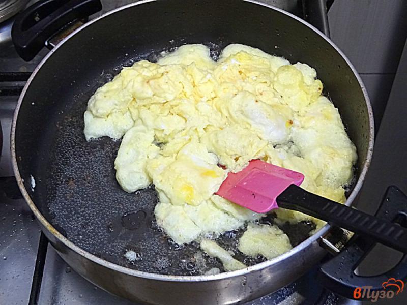 Фото приготовление рецепта: Рис с курицей и овощами на сковороде шаг №4