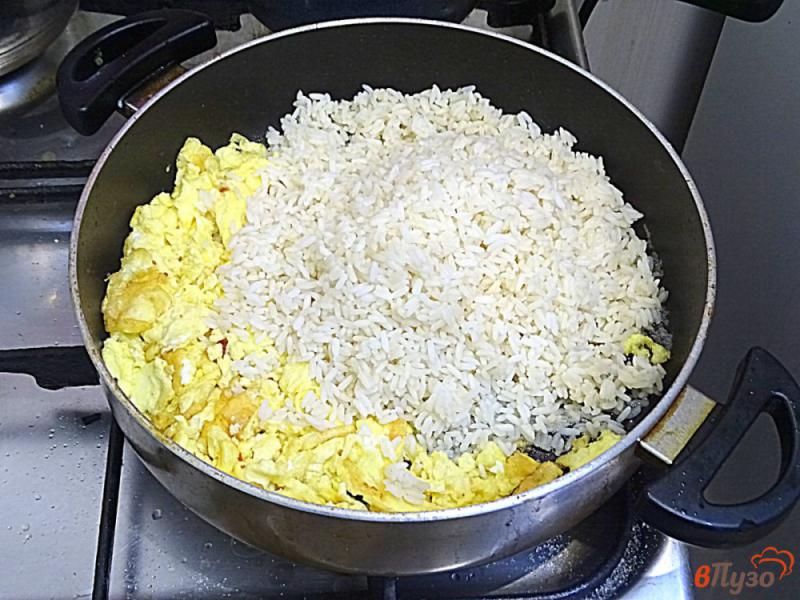 Фото приготовление рецепта: Рис с курицей и овощами на сковороде шаг №5