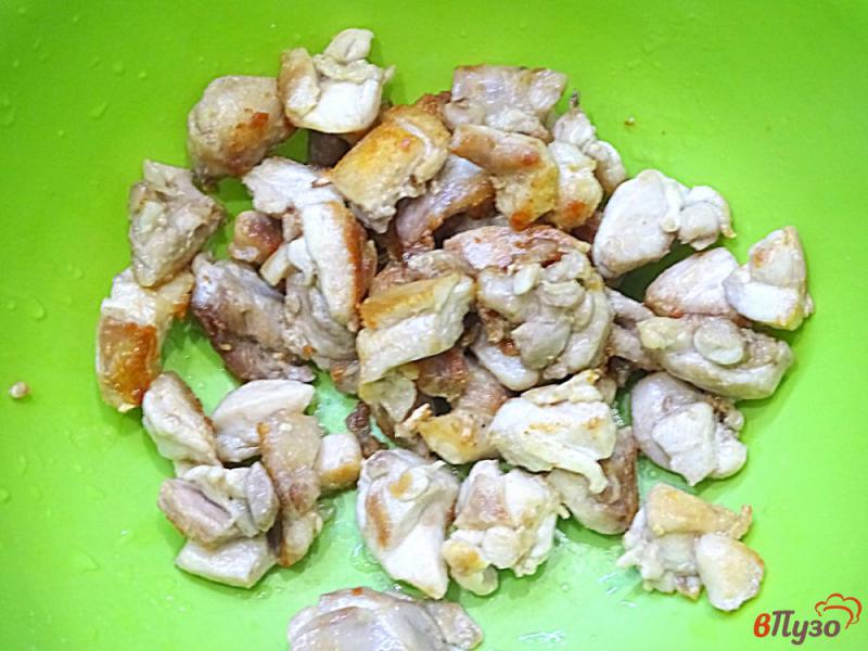 Фото приготовление рецепта: Рис с курицей и овощами на сковороде шаг №6
