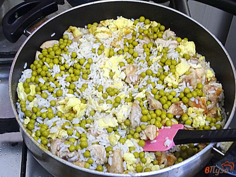 Фото приготовление рецепта: Рис с курицей и овощами на сковороде шаг №7
