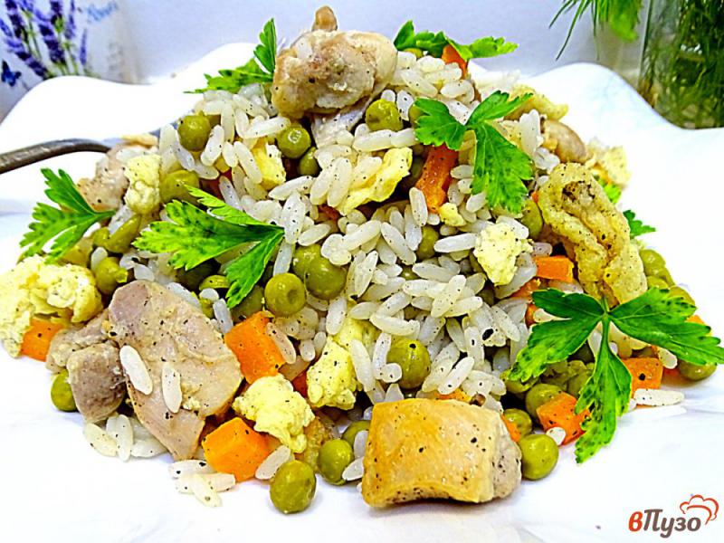 Фото приготовление рецепта: Рис с курицей и овощами на сковороде шаг №8