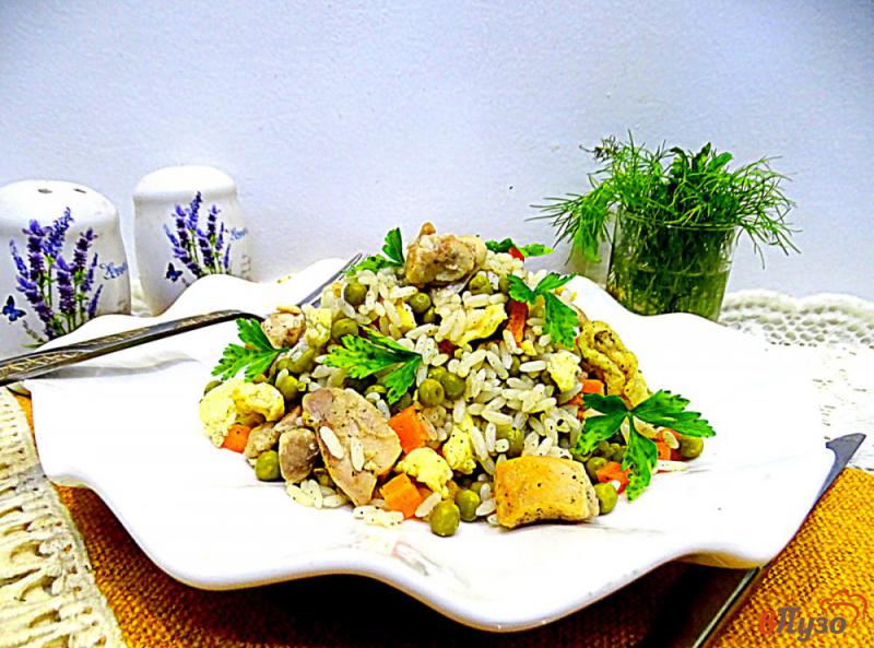 Фото приготовление рецепта: Рис с курицей и овощами на сковороде шаг №9