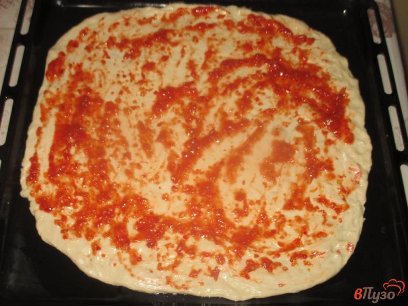 Фото приготовление рецепта: Пицца с ветчиной и сыром на тонком дрожжевом тесте шаг №6