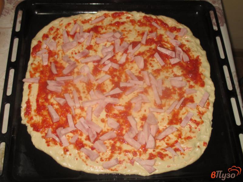 Фото приготовление рецепта: Пицца с ветчиной и сыром на тонком дрожжевом тесте шаг №7