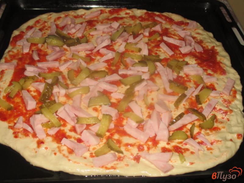 Фото приготовление рецепта: Пицца с ветчиной и сыром на тонком дрожжевом тесте шаг №8