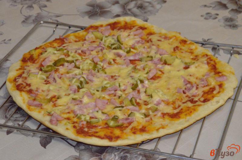 Фото приготовление рецепта: Пицца с ветчиной и сыром на тонком дрожжевом тесте шаг №10