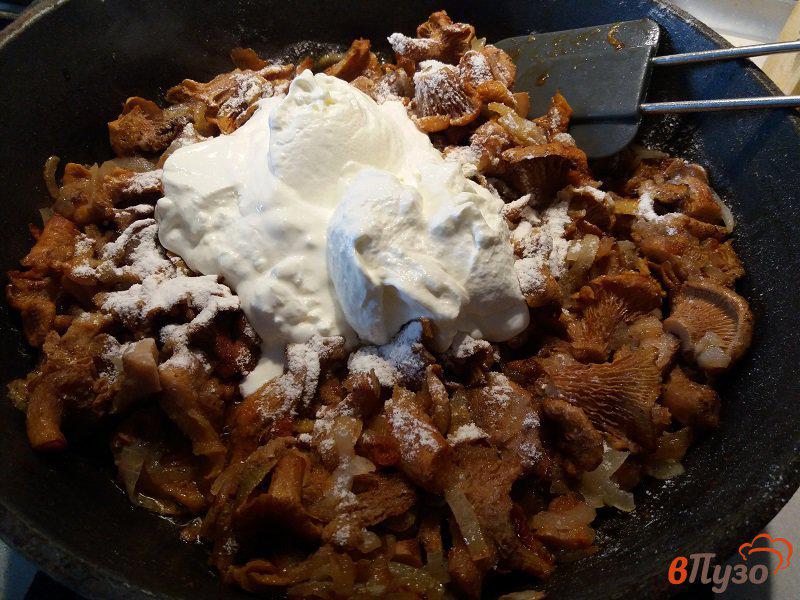 Фото приготовление рецепта: Картофельные котлеты с грибным соусом из лисичек шаг №5