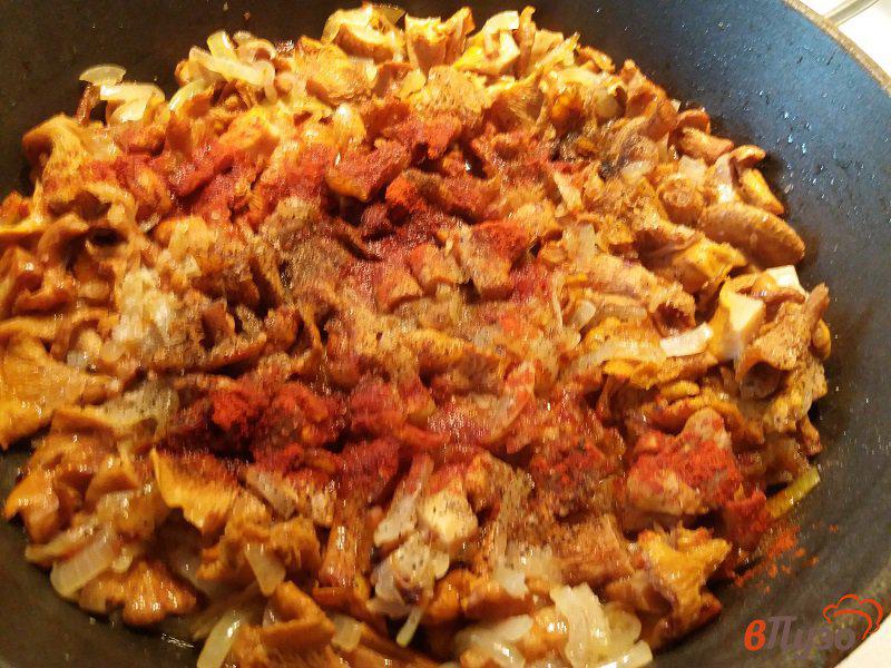 Фото приготовление рецепта: Картофельные котлеты с грибным соусом из лисичек шаг №4