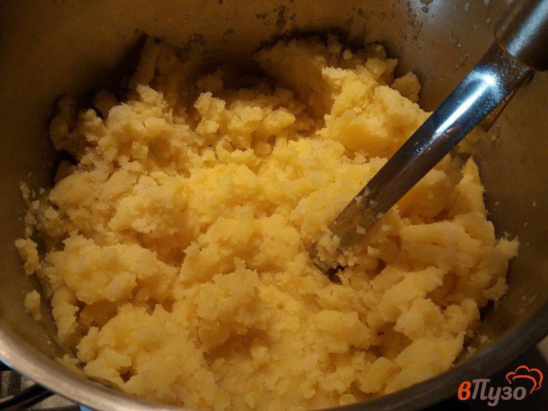 Фото приготовление рецепта: Картофельные котлеты с грибным соусом из лисичек шаг №7