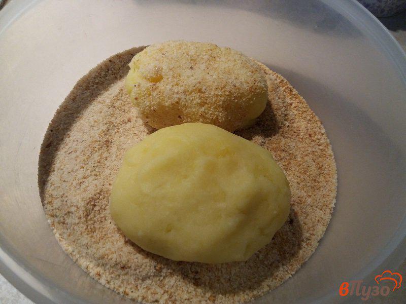 Фото приготовление рецепта: Картофельные котлеты с грибным соусом из лисичек шаг №9