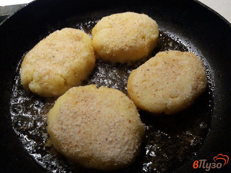 Фото приготовление рецепта: Картофельные котлеты с грибным соусом из лисичек шаг №10