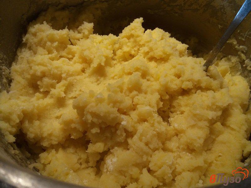 Фото приготовление рецепта: Картофельные котлеты с грибным соусом из лисичек шаг №8