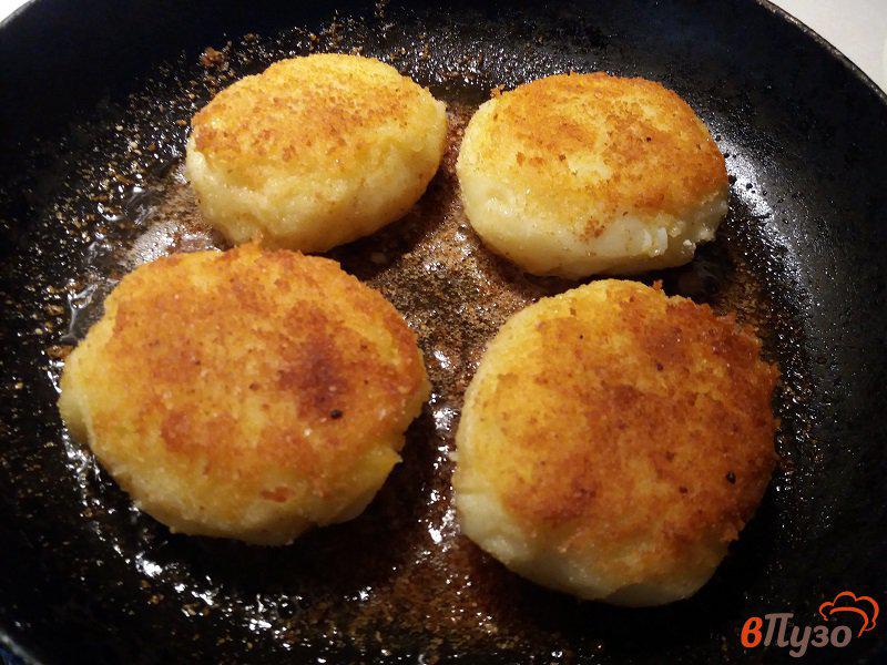 Фото приготовление рецепта: Картофельные котлеты с грибным соусом из лисичек шаг №11