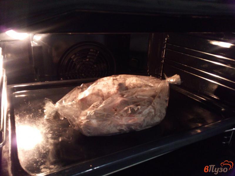 Фото приготовление рецепта: Курица с майонезом и чесноком в духовке шаг №4