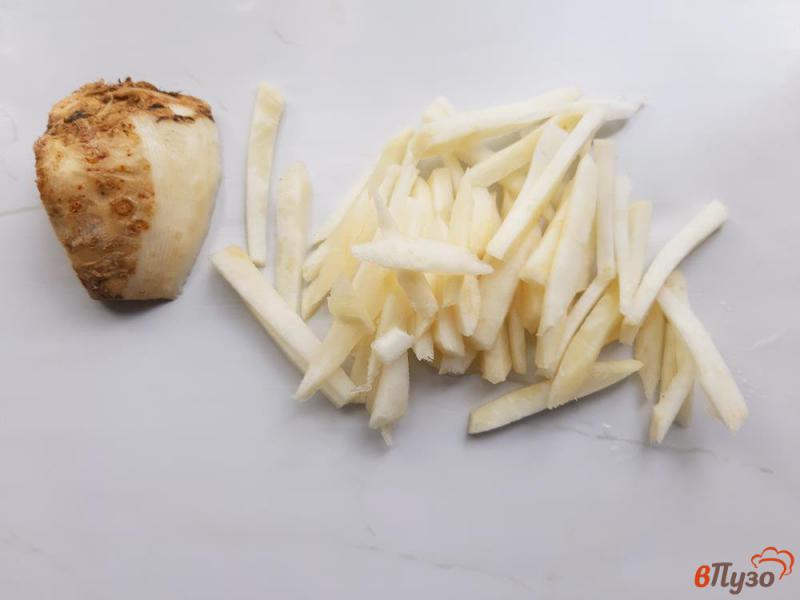 Фото приготовление рецепта: Картошка жареная с грибами и сельдереем шаг №6