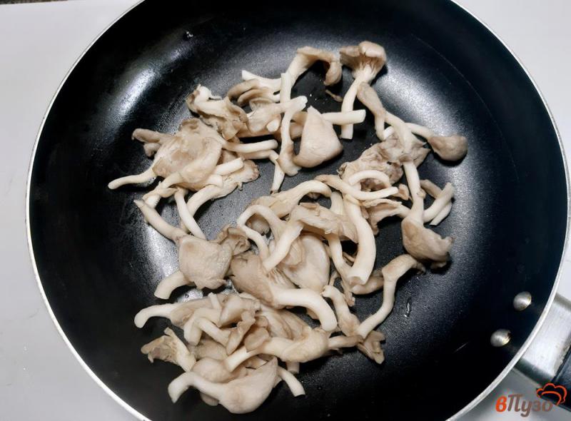 Фото приготовление рецепта: Картошка жареная с грибами и сельдереем шаг №2