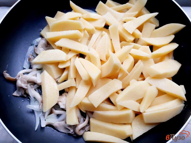 Фото приготовление рецепта: Картошка жареная с грибами и сельдереем шаг №5