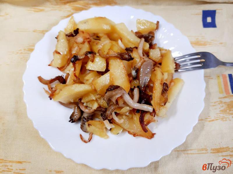 Фото приготовление рецепта: Картошка жареная с грибами и сельдереем шаг №9