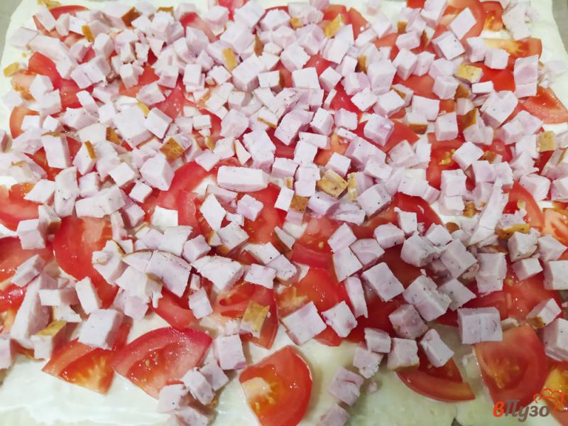 Фото приготовление рецепта: Пицца на слоеном тесте с бужениной и оливками шаг №4