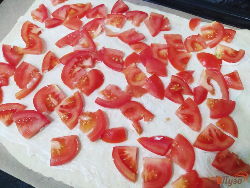 Фото приготовление рецепта: Пицца на слоеном тесте с бужениной и оливками шаг №3