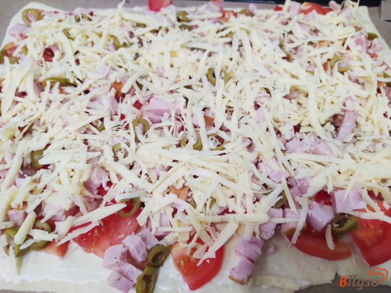 Фото приготовление рецепта: Пицца на слоеном тесте с бужениной и оливками шаг №6