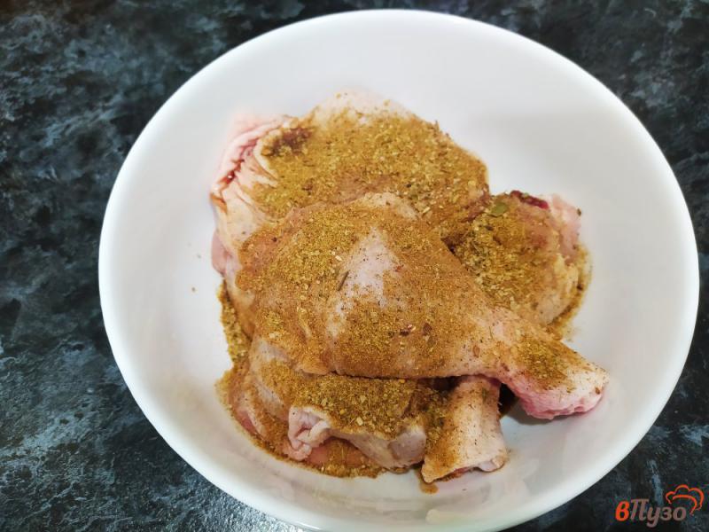 Фото приготовление рецепта: Окорочка с соевым соусом чесноком и приправой для мяса шаг №3