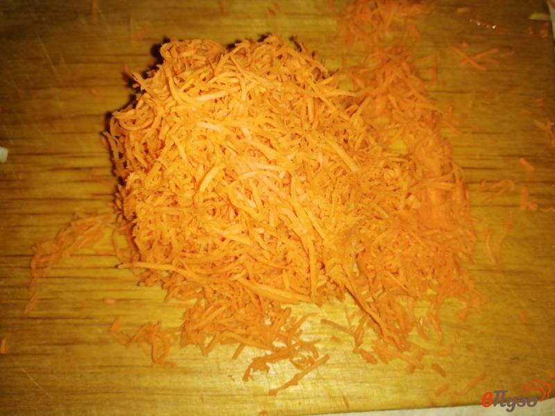 Фото приготовление рецепта: Заливное из курицы с яйцами и морковью шаг №2