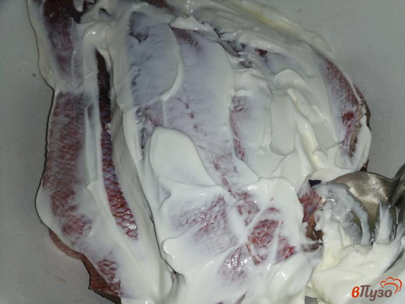 Фото приготовление рецепта: Окунь запеченный в сметане под сыром шаг №2