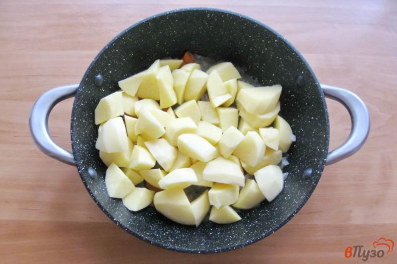 Фото приготовление рецепта: Тефтели с картофелем и баклажанами в сметане шаг №4