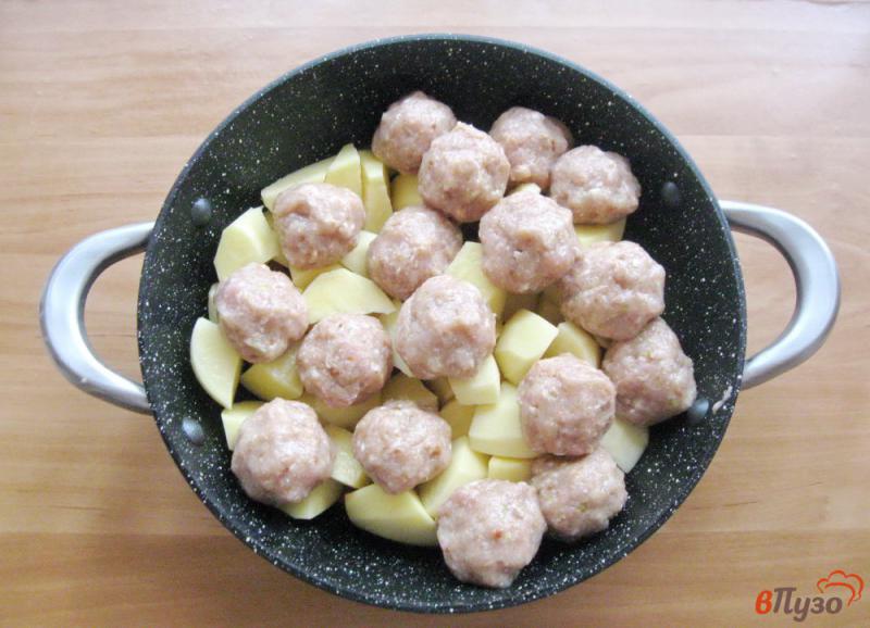 Фото приготовление рецепта: Тефтели с картофелем и баклажанами в сметане шаг №5