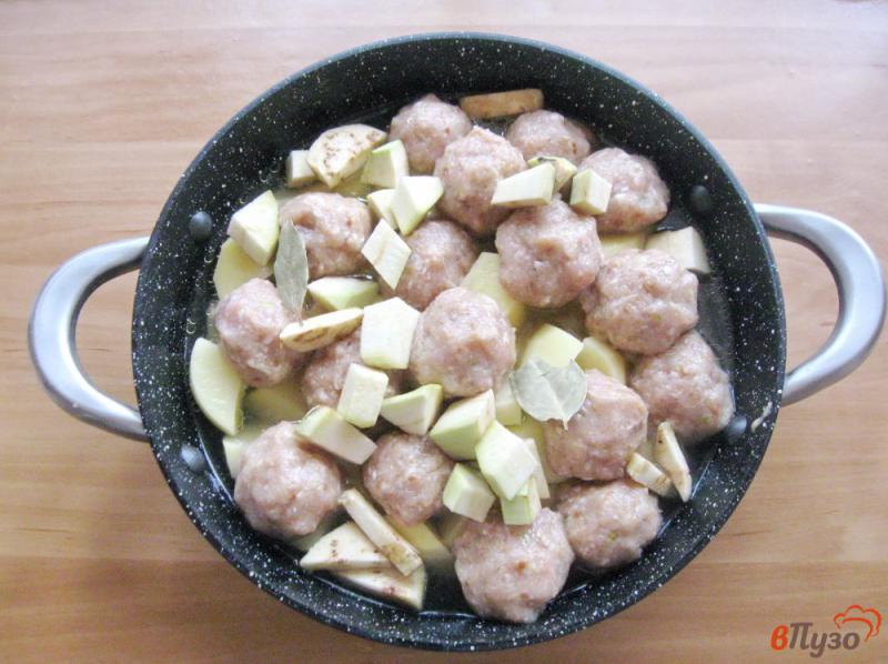 Фото приготовление рецепта: Тефтели с картофелем и баклажанами в сметане шаг №6