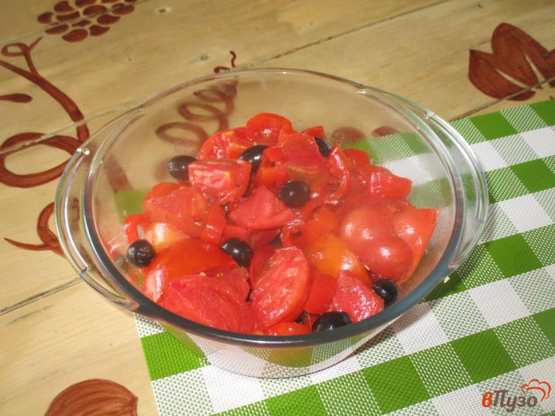 Фото приготовление рецепта: Салат из помидоров с маслинами шаг №3