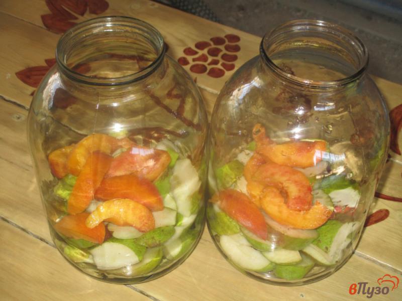 Фото приготовление рецепта: Персико-грушевый компот на зиму шаг №2