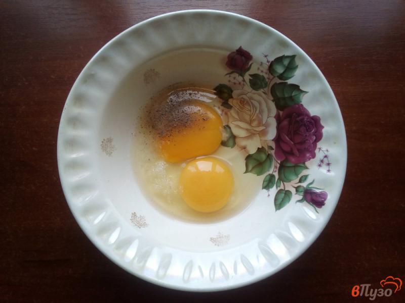 Фото приготовление рецепта: Омлет с курицей и сыром шаг №1