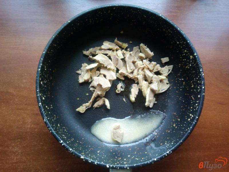 Фото приготовление рецепта: Омлет с курицей и сыром шаг №4