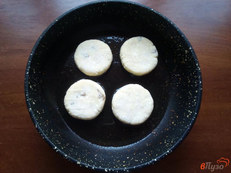 Фото приготовление рецепта: Сырники с картофелем и изюмом шаг №4