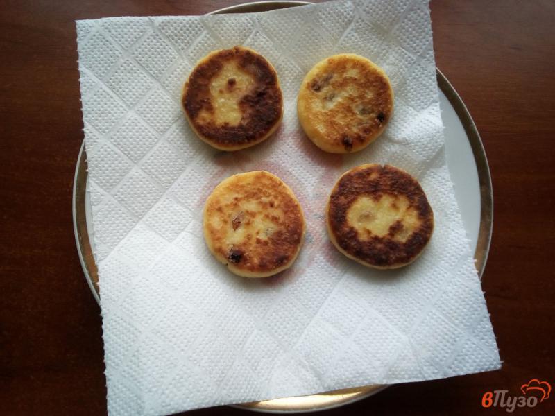 Фото приготовление рецепта: Сырники с картофелем и изюмом шаг №5