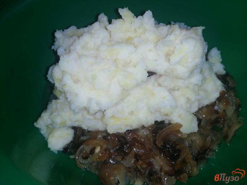 Фото приготовление рецепта: Быстрые пирожки с картофелем и грибами шаг №7