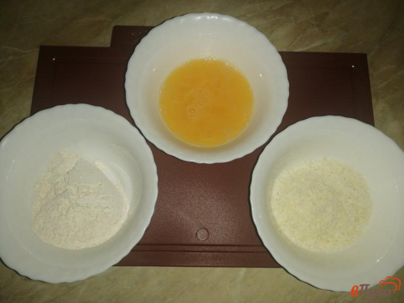 Фото приготовление рецепта: Куриная грудка в кокосовой панировке шаг №4